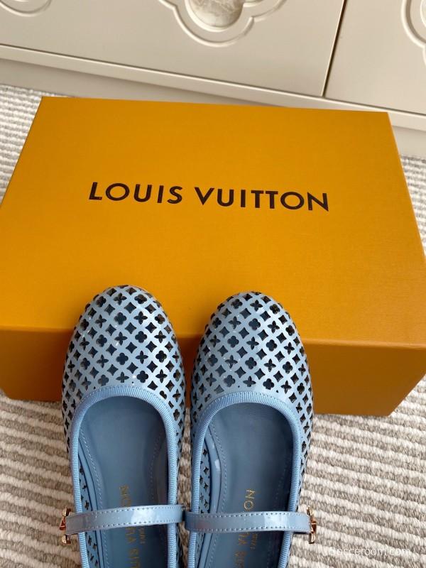 2025 Women Louis Vuitton Light Blue Patent Leather Mary Jane Flats KFY00310